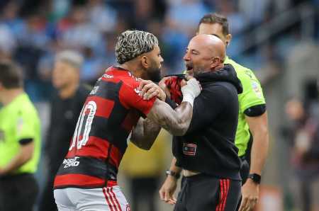 Gabigol, atual atacante do Cruzeiro, e Sampaoli, novo técnico do Atlético, comemorando gol do Flamengo em 2023