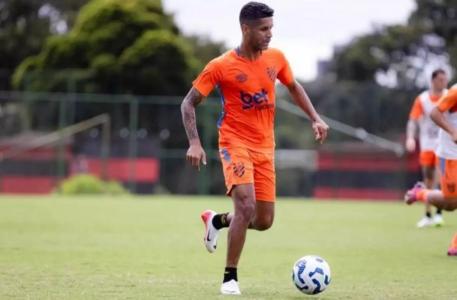 Aderlan se desculpou com Jair pelo lance que causou lesão grave no volante do Vaco