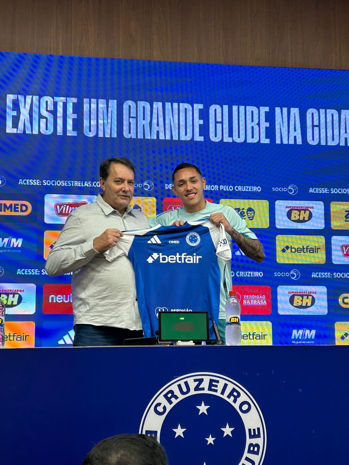 Pedrinho rebate Athletico-PR em apresentação de Kauã Moraes no Cruzeiro: 'Não roubamos nada'