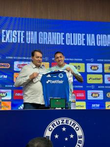 Pedrinho ao lado de Kauã Moraes, novo reforço celeste