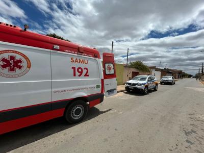 O homem teria cobrado um dinheiro da companheira e ainda feito ameaças contra a filha dela. Diante disso, a mulher pegou uma faca e desferiu 11 golpes contra ele.