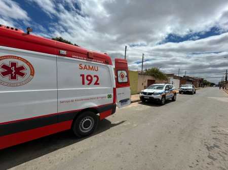 O homem teria cobrado um dinheiro da companheira e ainda feito ameaças contra a filha dela. Diante disso, a mulher pegou uma faca e desferiu 11 golpes contra ele.