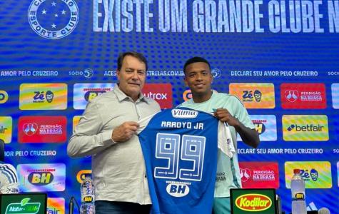 Pedro Lourenço durante a entrevista de apresentação de Keny Arroyo no Cruzeiro