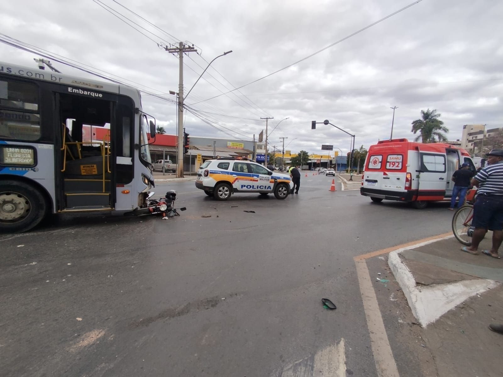 Adolescente fica ferida após colisão entre motocicleta e ônibus em Montes Claros