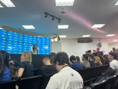Jornalistas se acomodam antes do início da coletiva no CT Joaquim Grava, nesta quarta-feira (3)