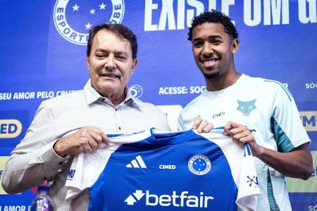Pedro Lourenço durante apresentação de Ryan Guilherme no Cruzeiro
