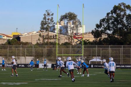 Jogadores do Los Angeles Chargers durante atividade no CT Joaquim Grava em São Paulo