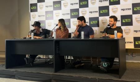 Ronaldinho durante entrevista coletiva no evento 'Duelo de Gigantes'