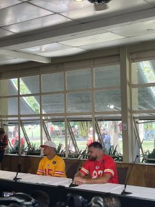 Patrick Mahomes e Travis Kelce durante entrevista coletiva nesta quinta-feira (4)