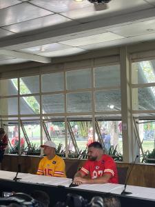 Patrick Mahomes e Travis Kelce durante entrevista coletiva nesta quinta-feira (4)