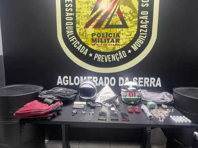 os policiais ainda encontraram uma pistola 765, e o celular da vítima que foi assaltado no Sion