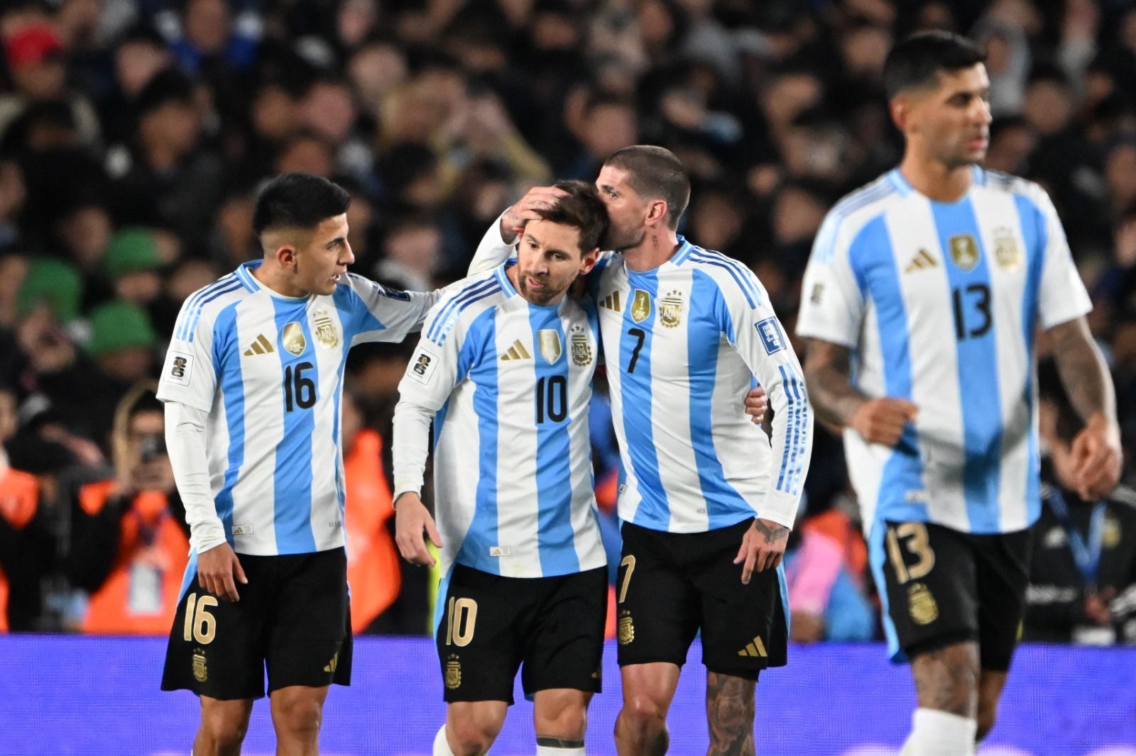 Messi brilha em 'despedida', e Argentina goleia Venezuela pelas Eliminatórias