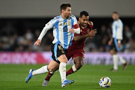 Lionel Messi, em ação pela Argentina na vitória por 3 a 0, diante da Venezuela, nesta quinta-feira (4)