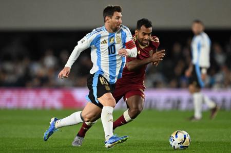Lionel Messi, em ação pela Argentina na vitória por 3 a 0, diante da Venezuela, nesta quinta-feira (4)
