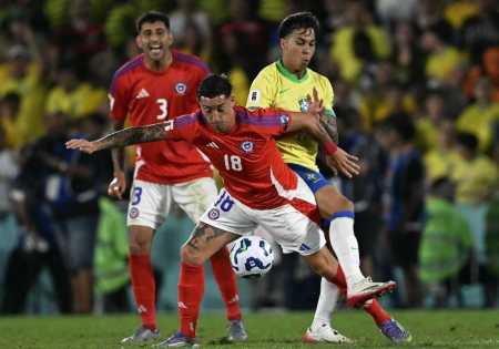 Kaio Jorge em ação na partida entre Brasil e Chile, pelas Eliminatórias Sul-Americanas • Mauro PIMENTEL / AFP