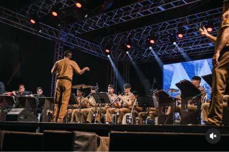 Sobre o repertório, adiantou que o público pode esperar desde marchas militares até clássicos da música popular brasileira, além de interpretações de Michael Jackson e Guns N’ Roses.