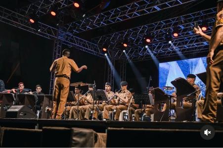 Sobre o repertório, adiantou que o público pode esperar desde marchas militares até clássicos da música popular brasileira, além de interpretações de Michael Jackson e Guns N’ Roses.