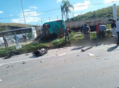 Ônibus de turismo capota e deixa ao menos 4 mortos na BR-040 em Juiz de Fora