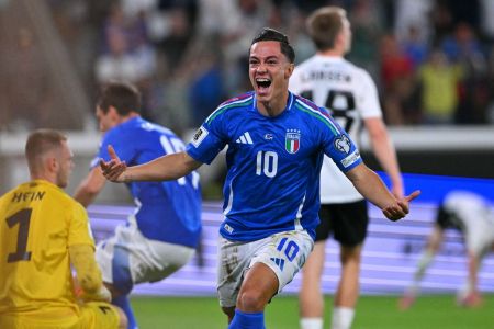 Giacomo Raspadori celebra gol da Itália contra a Estônia
