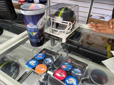 Alguns dos itens na loja oficial da NFL em São Paulo