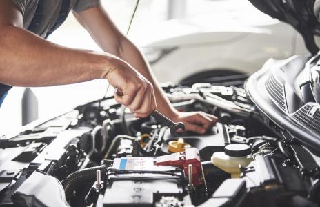 Homem fazendo a manutenção de um carro