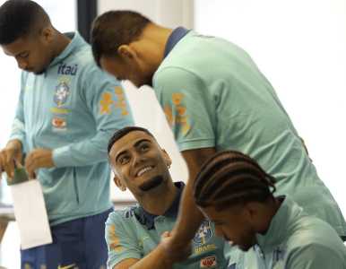 Andreas Pereira cumprimentando Fabrício Bruno, zagueiro do Cruzeiro e da Seleção