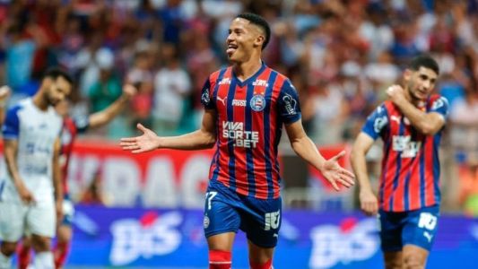 Atacante Tiago comemora um dos gols sobre o Confiança