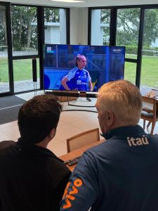 Carlo Ancelotti e Arthur Elias assistem à final do Brasileiro Feminino