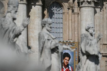 Imagem de Carlo Acutis no Basílica de São Pedro, no Vaticano