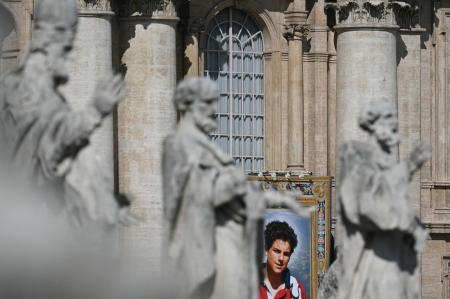 Imagem de Carlo Acutis no Basílica de São Pedro, no Vaticano