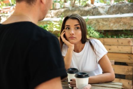 Mulher desviando o olhar durante uma conversa