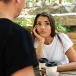 O que significa desviar o olhar enquanto se fala, segundo a psicologia?