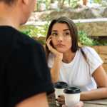 O que significa desviar o olhar enquanto se fala, segundo a psicologia?