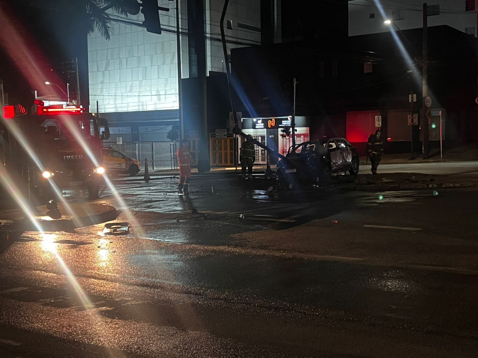Mulher morre após carro bater em poste e pegar fogo em BH