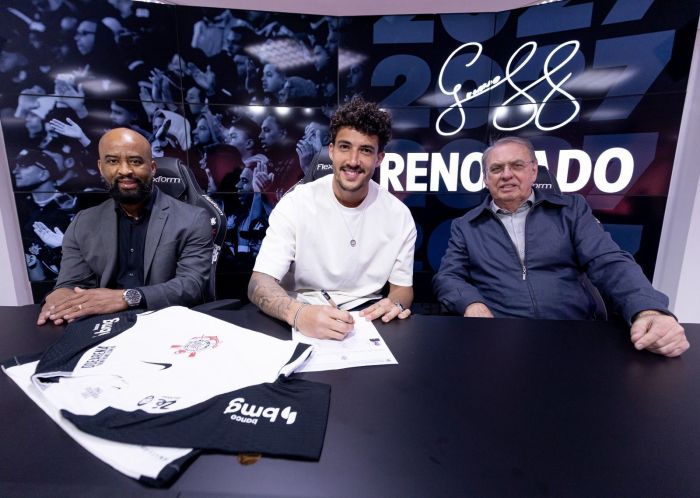 Gustavo Henrique ao lado do diretor Fabinho Soldado e do presidente Osmar Stabile