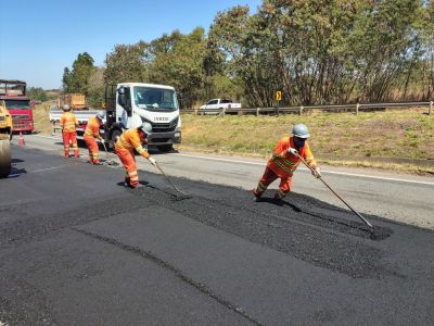 Obras no pavimento da BR-040, trecho entre Belo Horizonte (MG) e Cristalina (GO)