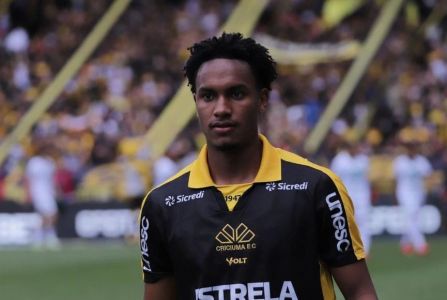 Cauê dos Santos sentiu lesão na reta final da vitória do Criciúma sobre a Chapecoense