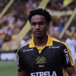 Ex-Corinthians se machuca sozinho em estreia pelo Criciúma e está fora da temporada