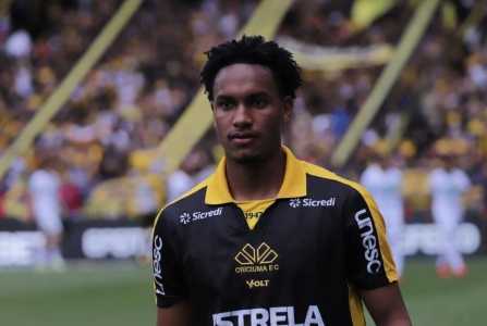 Cauê dos Santos sentiu lesão na reta final da vitória do Criciúma sobre a Chapecoense