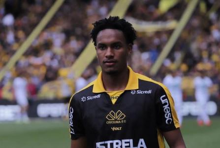 Cauê dos Santos sentiu lesão na reta final da vitória do Criciúma sobre a Chapecoense