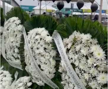 Produtores colocaram balões pretos e coroas fúnebres para receber os ministros