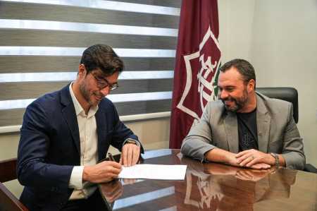 Mário Bittencourt, presidente do Fluminense, ao lado de Carlos de Barros