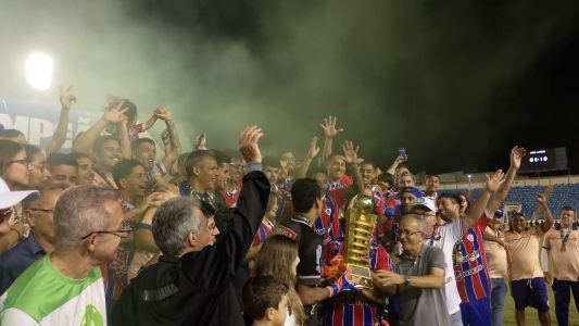 Jogadores do Itabaiana levantam a taça da Copa Governo do Estado de Sergipe