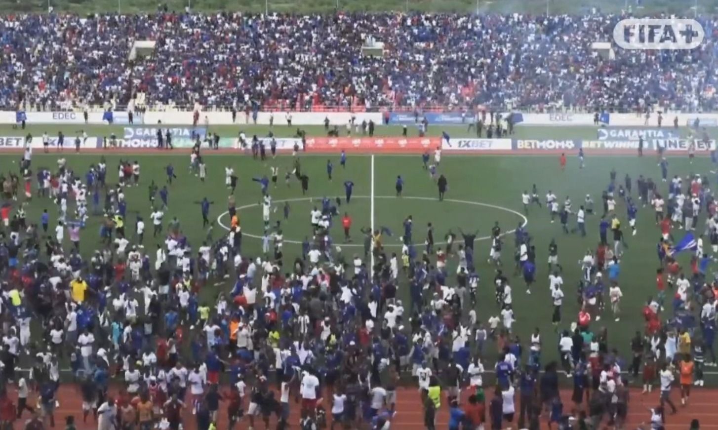 Eliminatórias: Cabo Verde vence Camarões, torcida vai à loucura e invade gramado