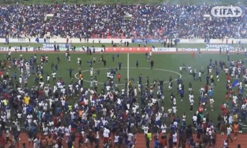 Torcida de Cabo Verde invade o gramado após vitória sobre Camarões