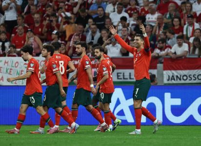 Cristiano Ronaldo (à esquerda) celebra gol de Portugal com seus companheiros