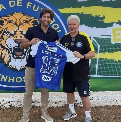 Titular do Cruzeiro visita projeto de ex-coordenador da base: 'Sempre me ajudou'