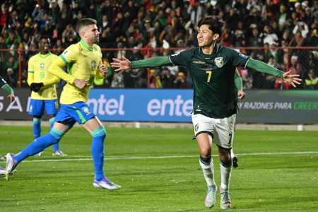 Miguelito (dir) marca para a Bolívia sobre o Brasil