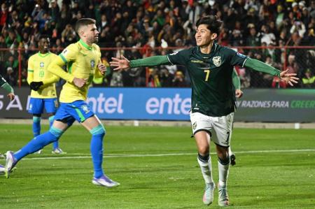 Miguelito (dir) marca para a Bolívia sobre o Brasil
