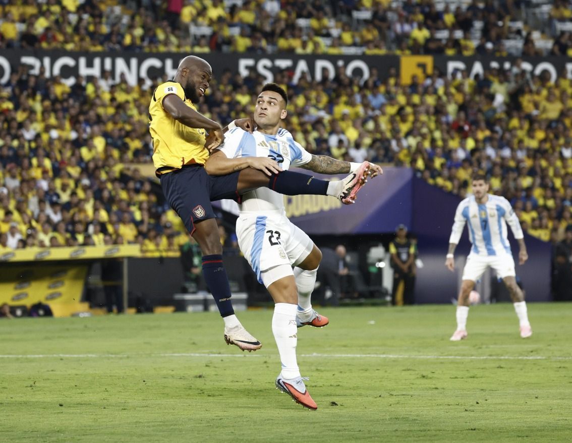 Em jogo de duas expulsões, Equador vence Argentina pela última rodada das Eliminatórias